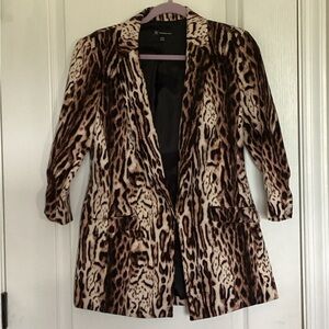 Cheetah print blazer with scrunched up sleeves for a effortless casual look